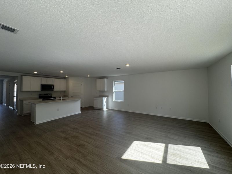 Spacious, unfurnished interior of a new home in Copes Landing, Jacksonville (Image 19).