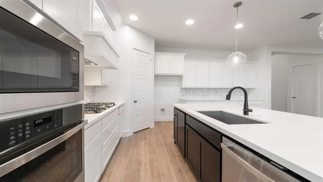 Furnished interior view inside a new home in Myrtle Creek 60', Waxahachie (Image 9).