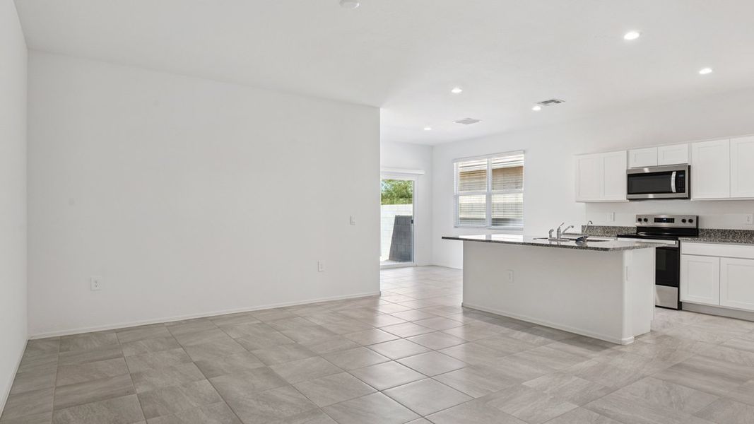 Spacious, unfurnished interior of a new home in Quail Ranch, San Tan Valley (Image 10).