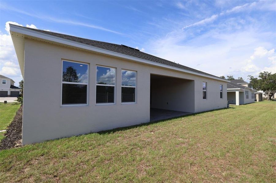 Exterior details and patio area of a home in Willow Run, Apopka (Image 15).