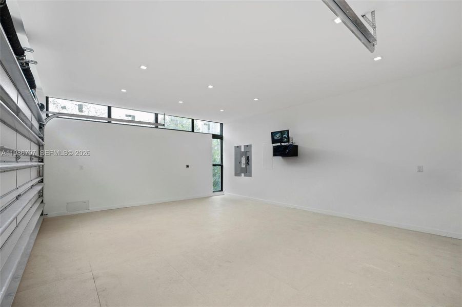 Spacious, unfurnished interior of a new home in , Miami Beach (Image 21).