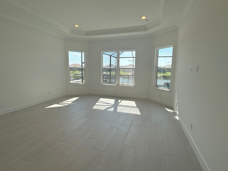 Spacious, unfurnished interior of a new home in Esplanade Lake Club, Fort Myers (Image 9).