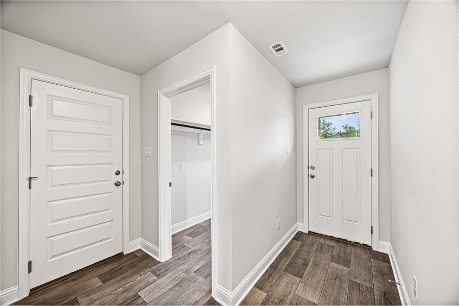 *Representative photo. Colors and features may differ*