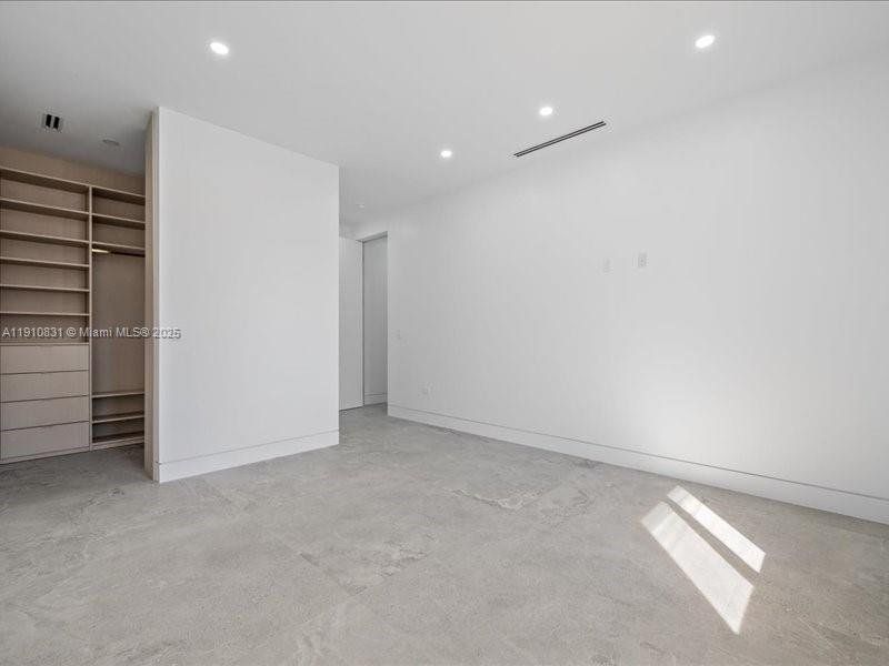 Spacious, unfurnished interior of a new home in , Miami Beach (Image 23).