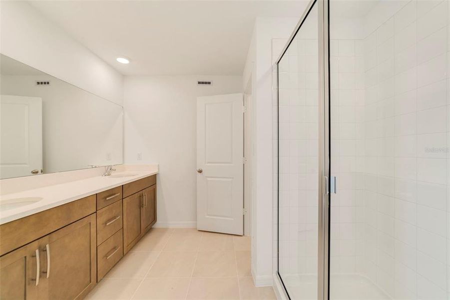 Furnished interior view inside a new home in Towns at Greenleaf, Oviedo (Image 12).