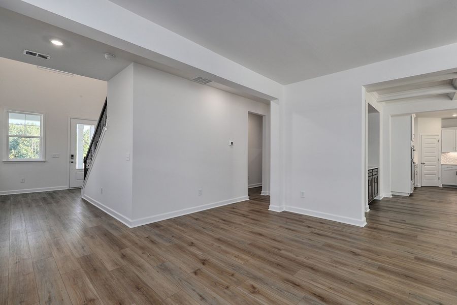 Spacious, unfurnished interior of a new home in Arcadia, Myrtle Beach (Image 26).