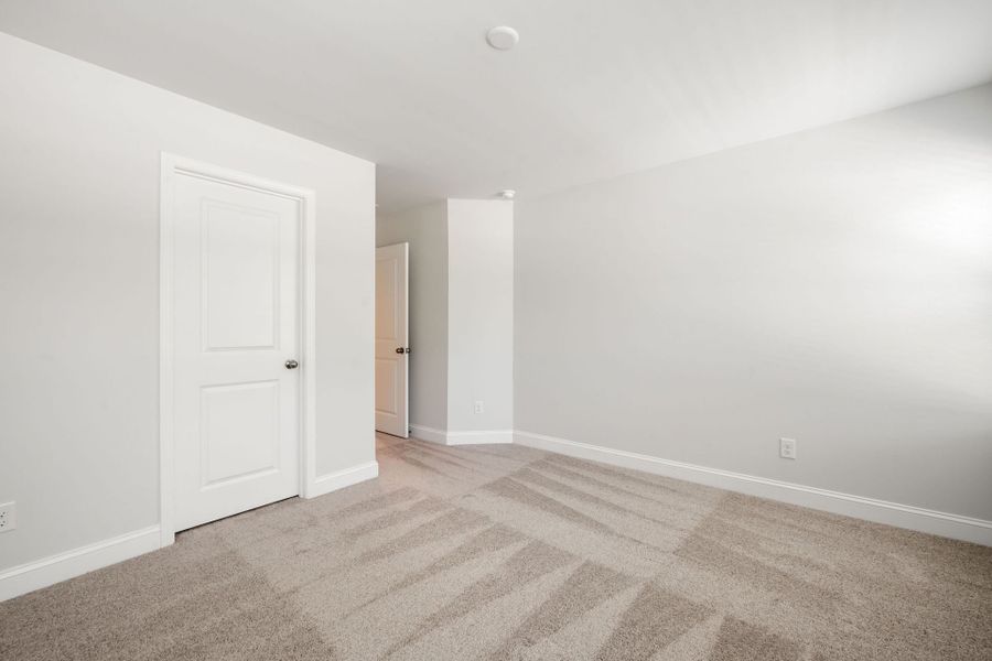 Spacious, unfurnished interior of a new home in Waterways, Richmond Hill (Image 29).