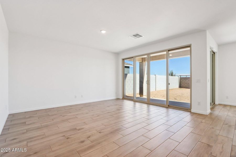 6-web-or-mls-S 95th Dr-S0512-006