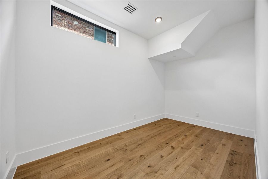 Spacious, unfurnished interior of a new home in , Bellaire (Image 20).