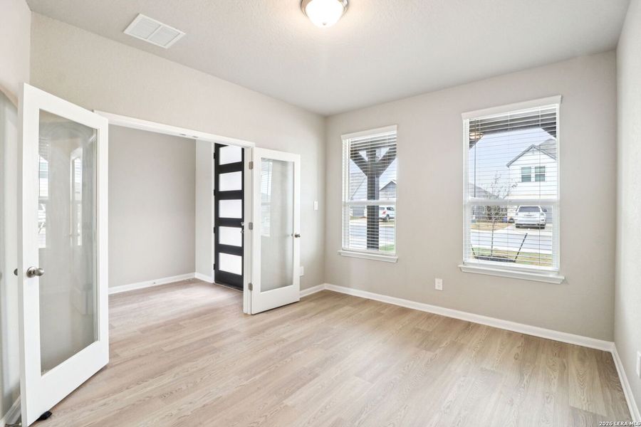 Spacious, unfurnished interior of a new home in Estancia Ranch - Classic Series, San Antonio (Image 23).