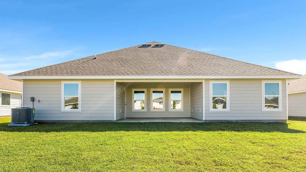 Exterior details and patio area of a home in Destini Lane, Panama City (Image 3).