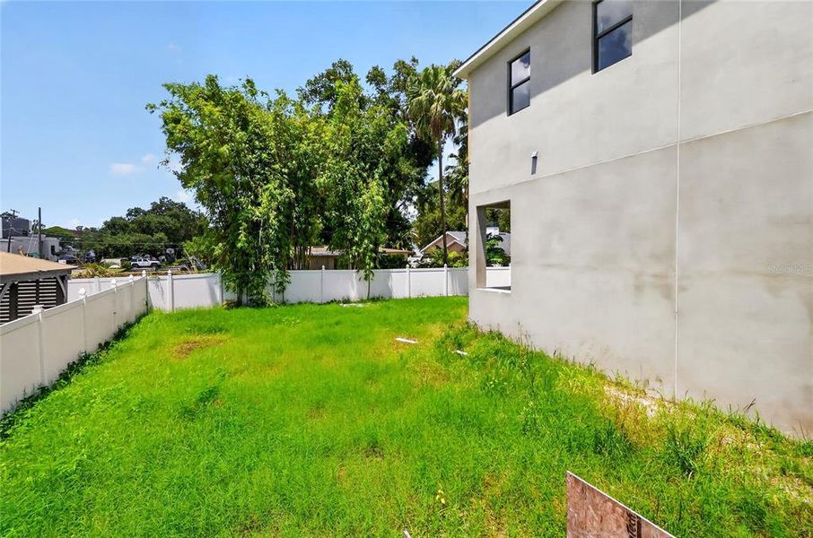 Exterior details and patio area of a home in , Tampa (Image 4).