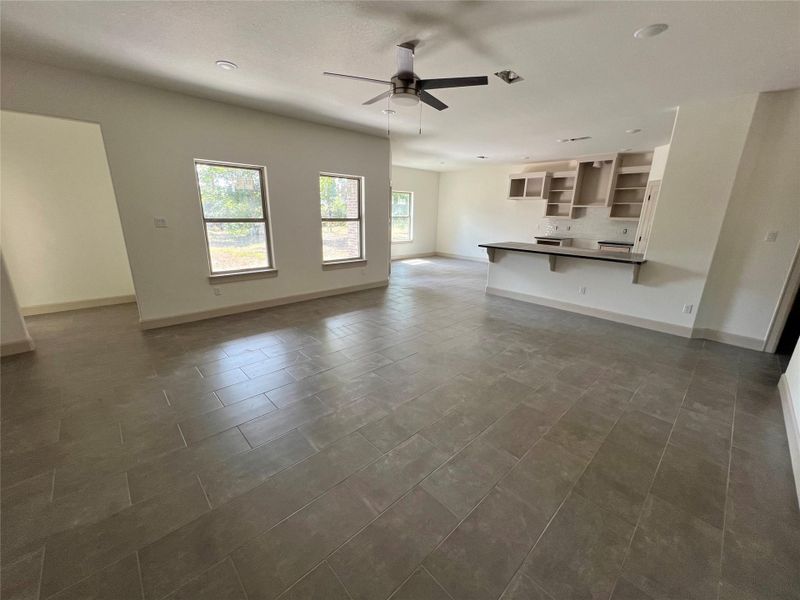 Spacious, unfurnished interior of a new home in , Angleton (Image 9).