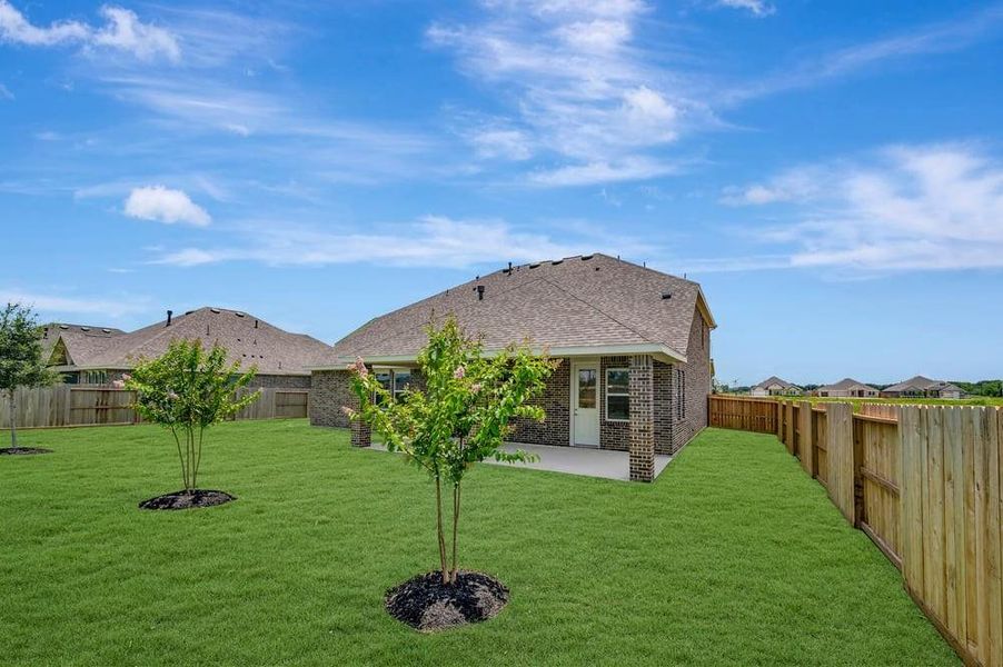 Exterior details and patio area of a home in Grand Oaks, Mont Belvieu (Image 15).