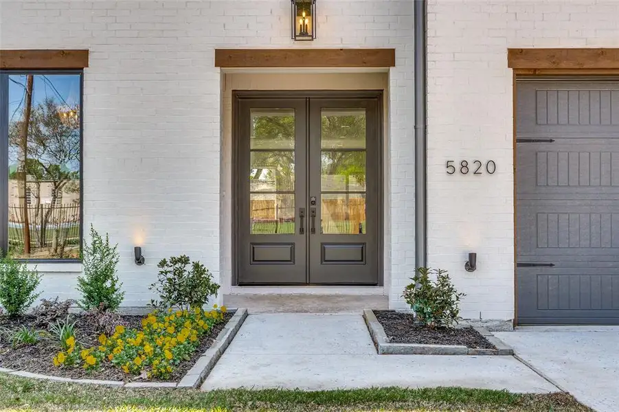 Exterior details and patio area of a home in , Dallas (Image 4).