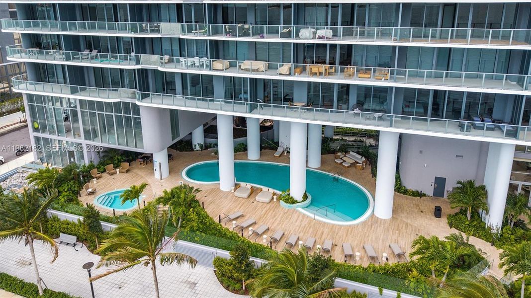 Condo located in Miami, FL showcasing its design and architecture (Image 5).