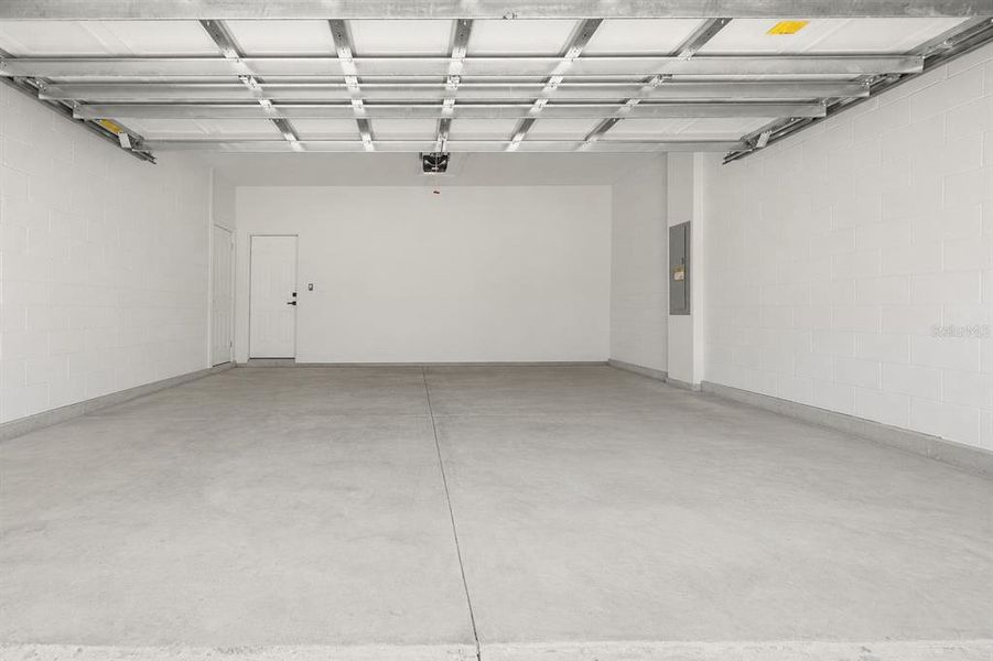 Spacious, unfurnished interior of a new home in , Ocala (Image 20).