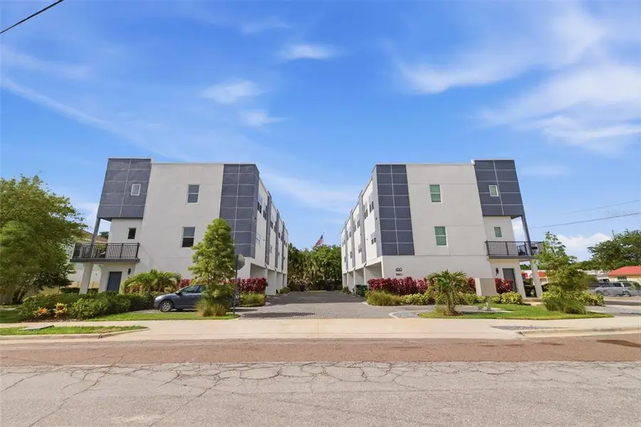Condo located in Tampa, FL showcasing its design and architecture (Image 3).