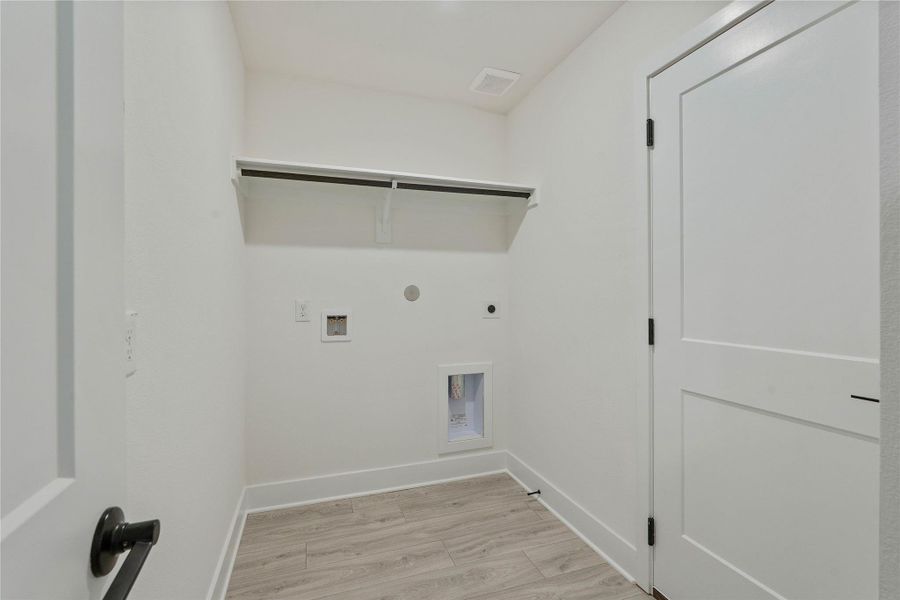 Spacious, unfurnished interior of a new home in Grand Oaks Reserve, Cleveland (Image 21).