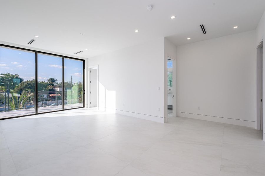 Spacious, unfurnished interior of a new home in , Pompano Beach (Image 38).