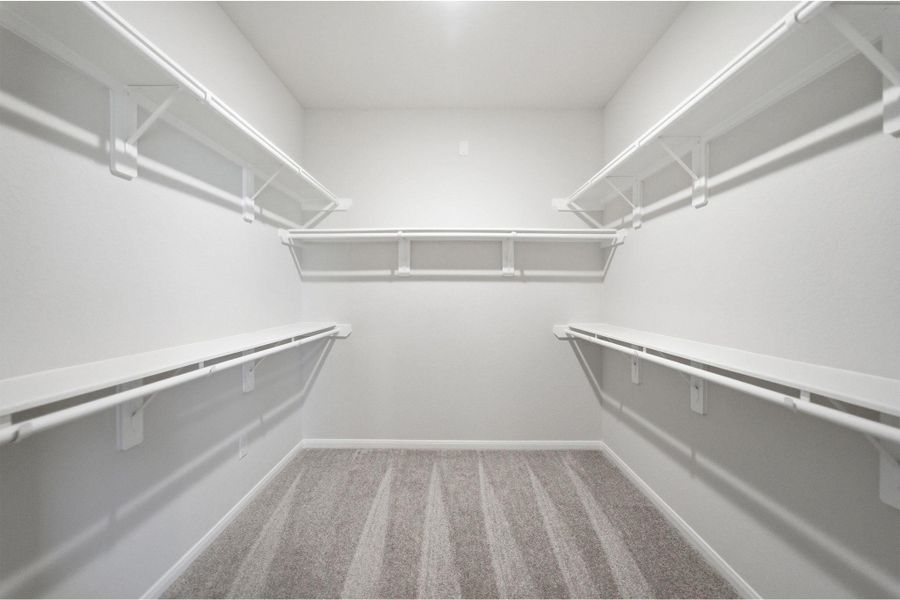 Spacious, unfurnished interior of a new home in Ashland, Texas City (Image 35).