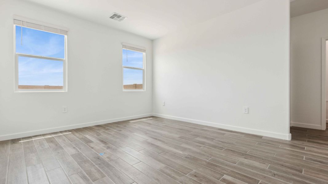 Spacious, unfurnished interior of a new home in Entrada Del Oro, Gold Canyon (Image 20).