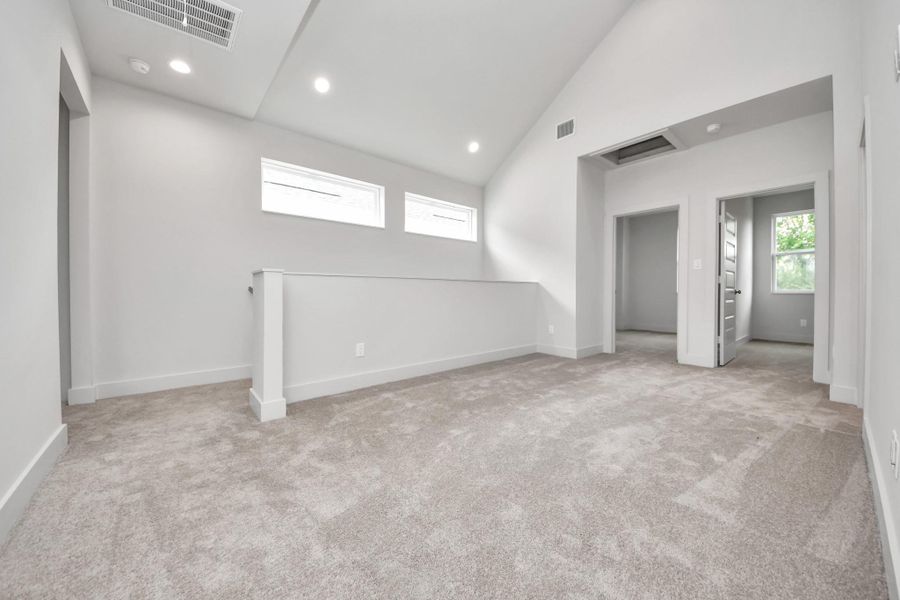 Spacious, unfurnished interior of a new home in Alicante, Houston (Image 27).