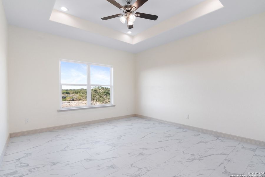 Spacious, unfurnished interior of a new home in , Uvalde (Image 28).