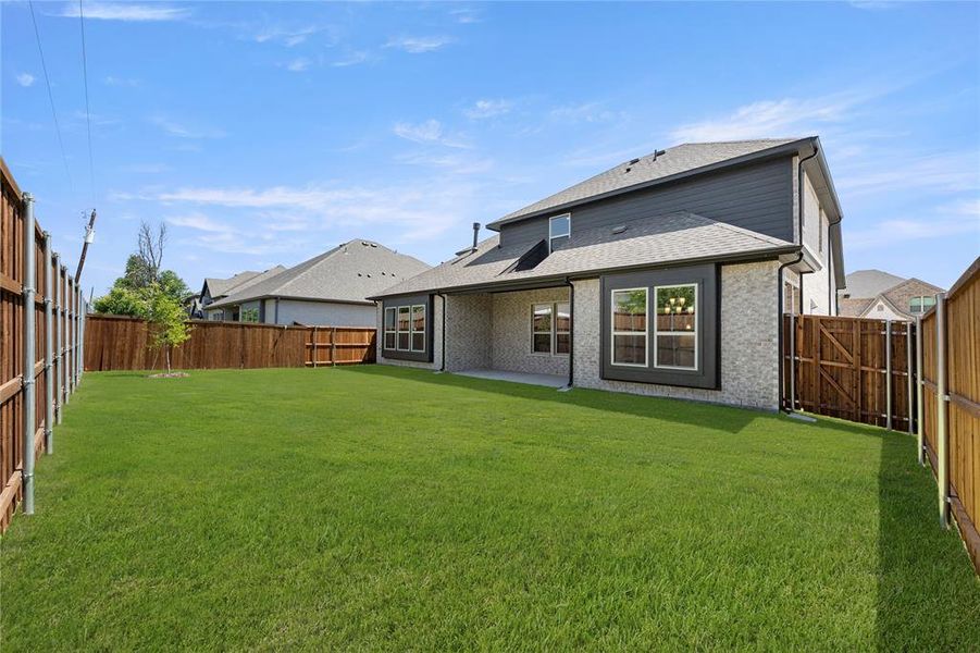 Exterior details and patio area of a home in Lake Shore Village, Rowlett (Image 20).