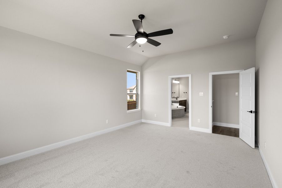 Spacious, unfurnished interior of a new home in Waterford Park, Weatherford (Image 19).