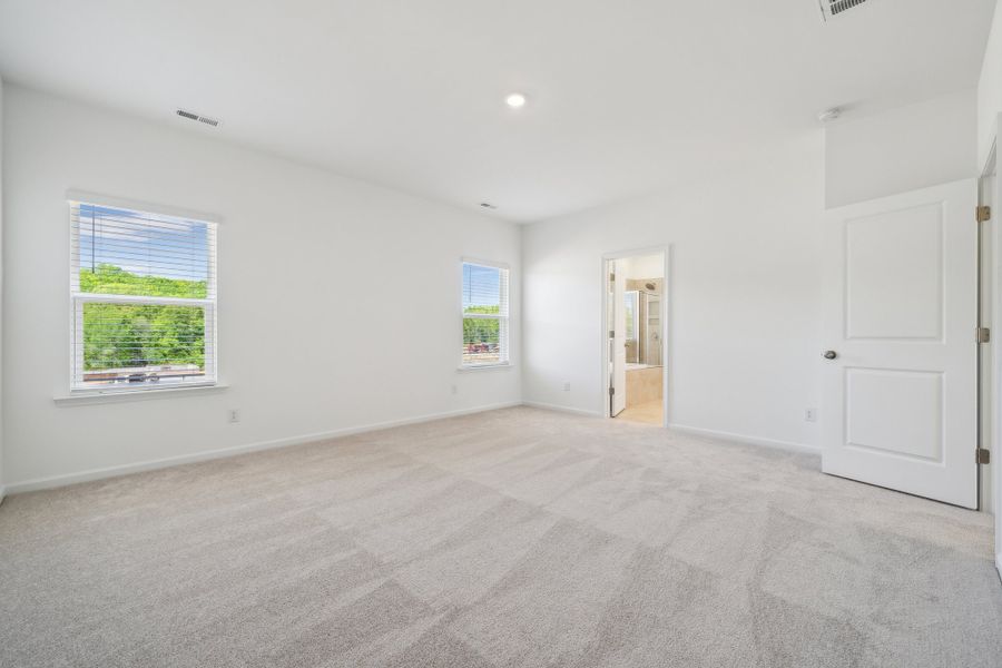 Spacious, unfurnished interior of a new home in The Coves on Lake Wylie, Charlotte (Image 17).