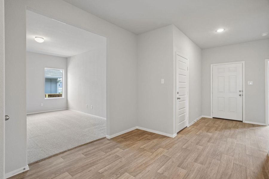 Spacious, unfurnished interior of a new home in Cloverleaf, Austin (Image 14).