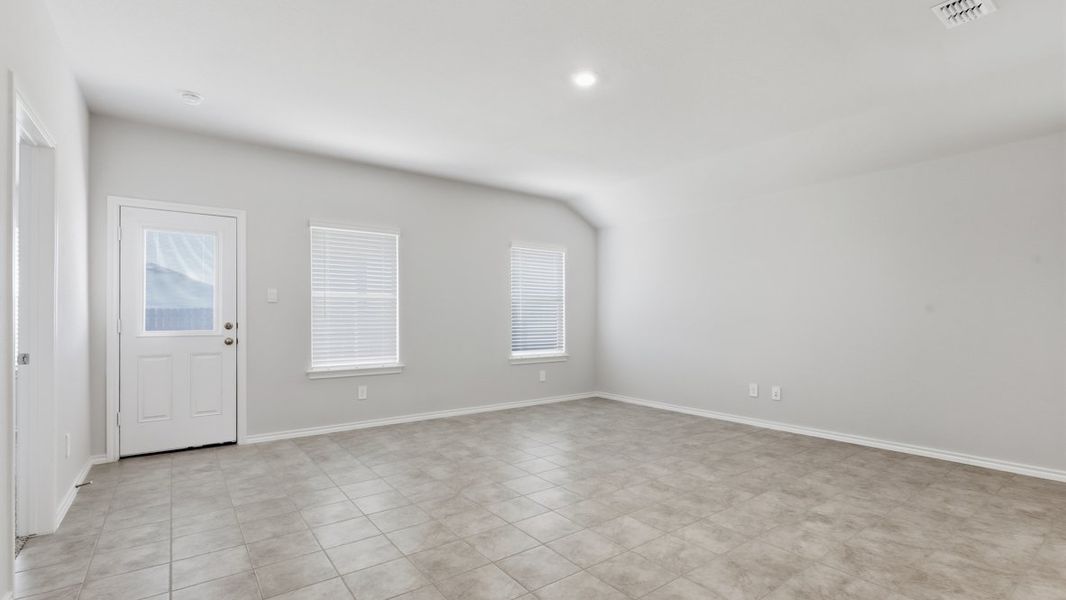 Spacious, unfurnished interior of a new home in Eagle Creek, Denton (Image 11).