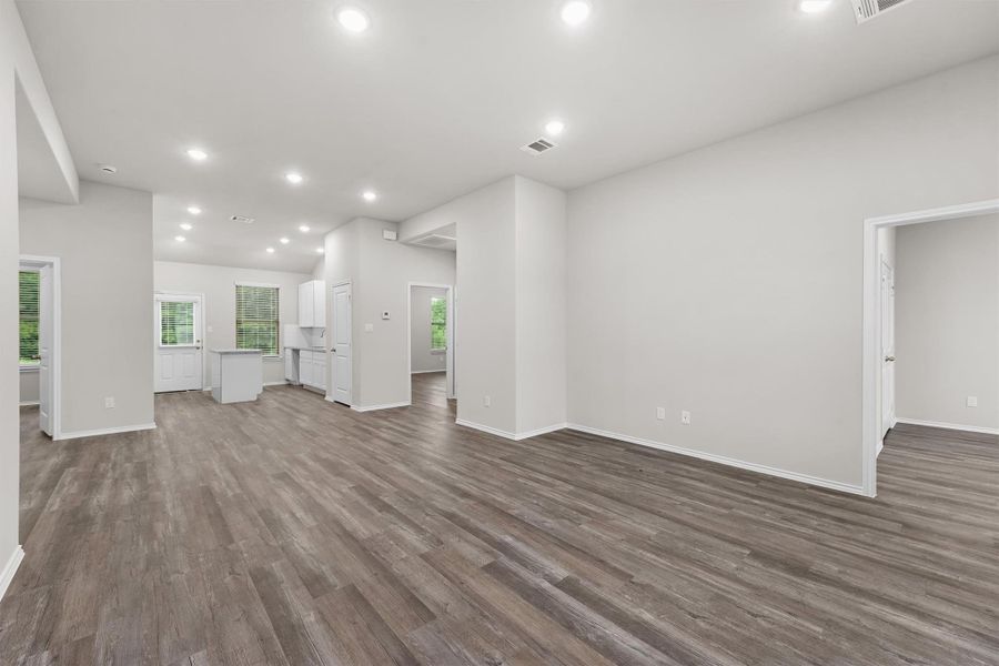 Spacious, unfurnished interior of a new home in , Lufkin (Image 29).