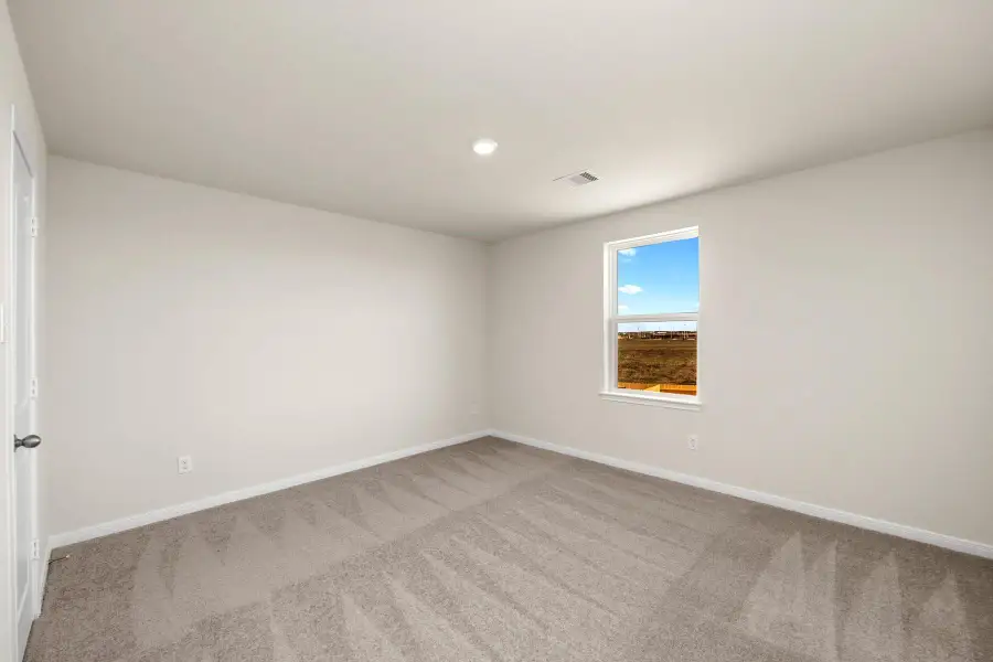 Spacious, unfurnished interior of a new home in Lago Mar, Texas City (Image 6).