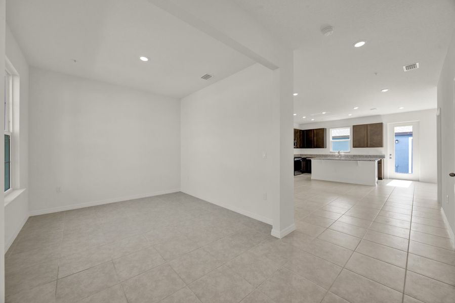 Spacious, unfurnished interior of a new home in Eden Crest, Apopka (Image 11).