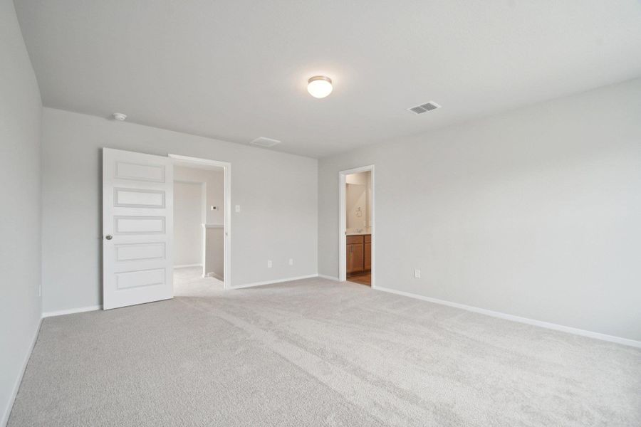 Spacious, unfurnished interior of a new home in Cloverleaf, Austin (Image 24).