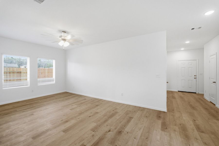 Spacious, unfurnished interior of a new home in Caney Mills, Conroe (Image 23).