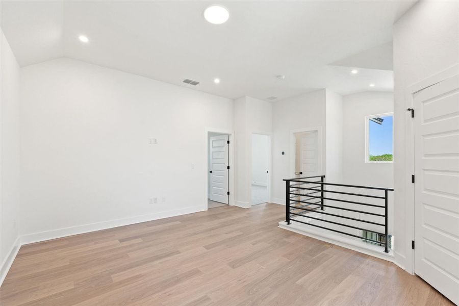 Spacious, unfurnished interior of a new home in Persimmon, Buda (Image 27).