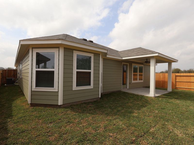 Exterior details and patio area of a home in Ambrose, La Marque (Image 4).