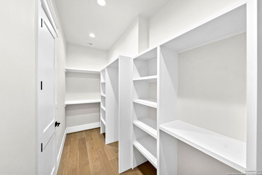 Furnished interior view inside a new home in , Bandera (Image 37).