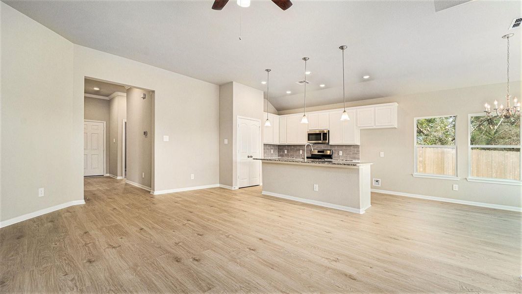 Spacious, unfurnished interior of a new home in Meadow Glen, Conroe (Image 21).
