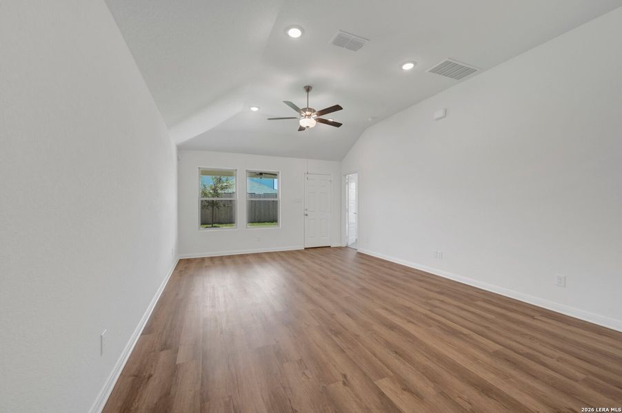 Spacious, unfurnished interior of a new home in Park Place, New Braunfels (Image 40).
