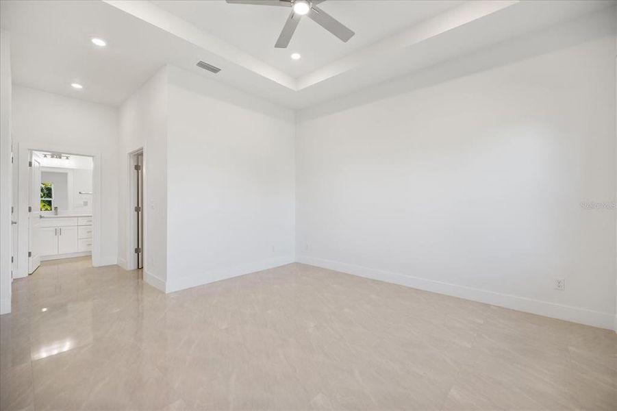 Spacious, unfurnished interior of a new home in , Rotonda West (Image 21).