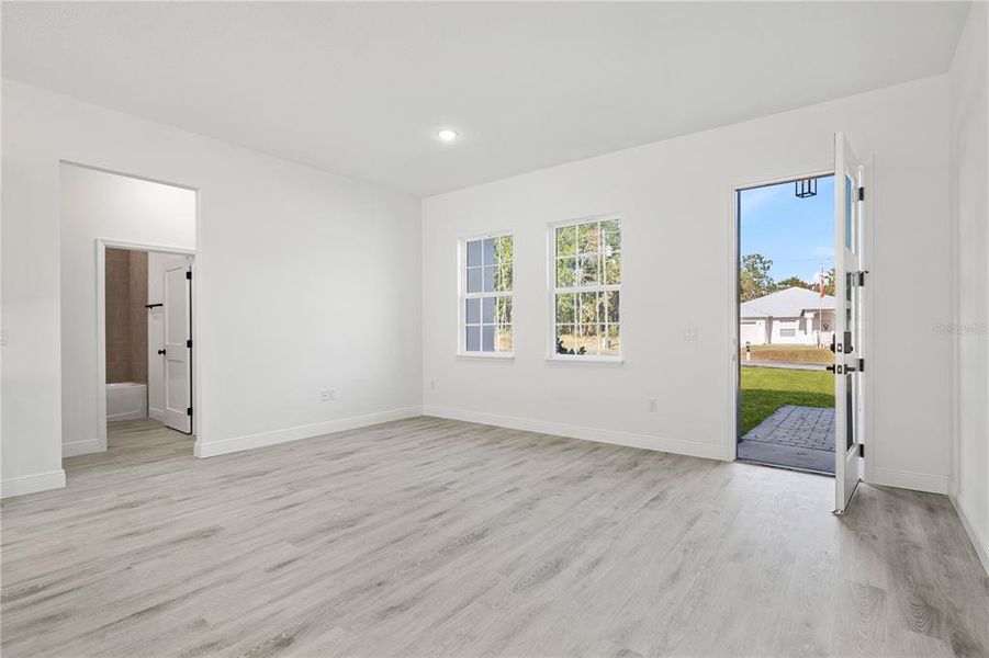 Spacious, unfurnished interior of a new home in , Ocala (Image 29).