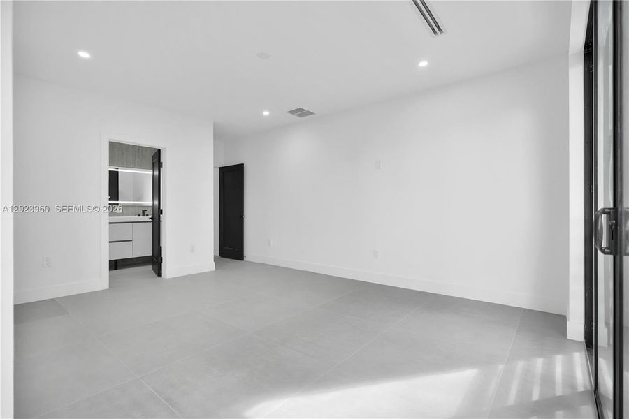 Spacious, unfurnished interior of a new home in , Miami (Image 25).