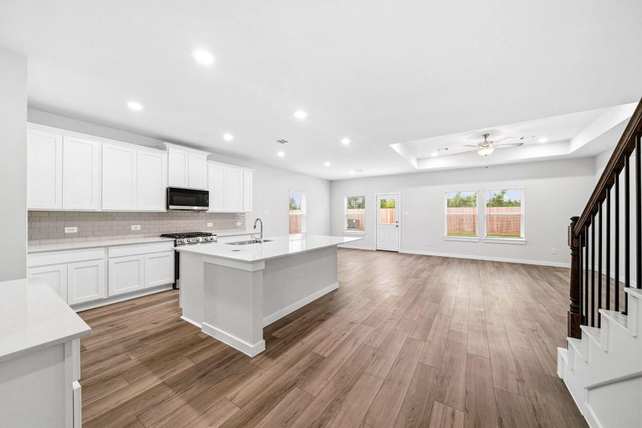 Furnished interior view inside a new home in Country Creek, Mont Belvieu (Image 6).