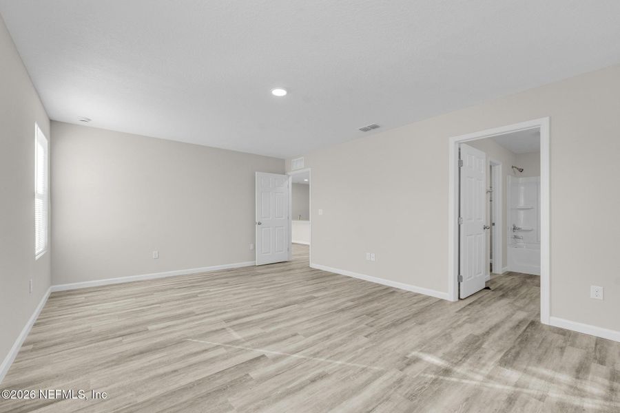 Spacious, unfurnished interior of a new home in , Jacksonville (Image 25).