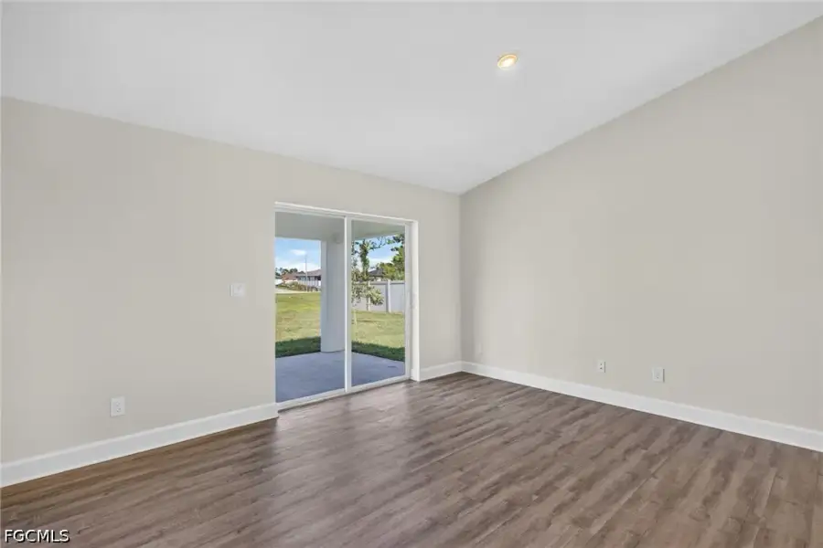 Spacious, unfurnished interior of a new home in Cape Coral, Cape Coral (Image 17).