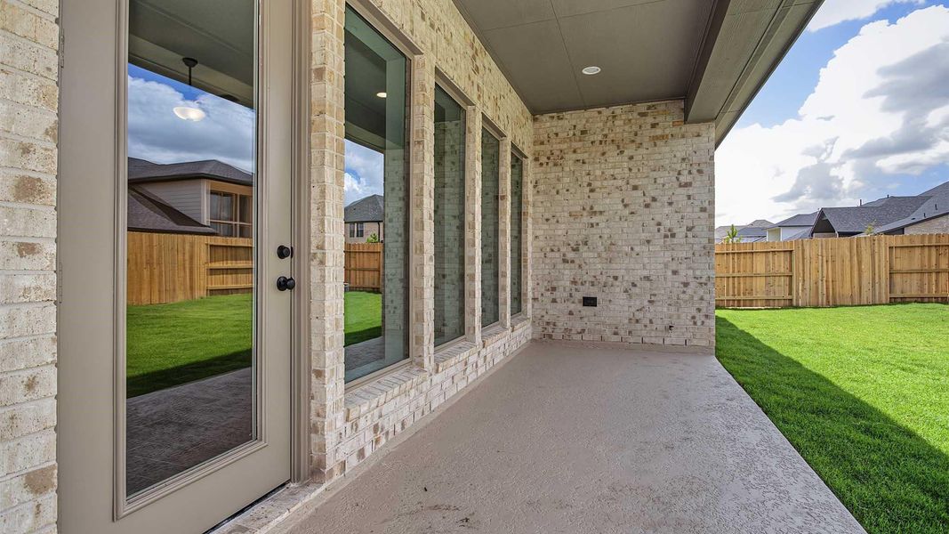 Exterior details and patio area of a home in Grange, Katy (Image 3).